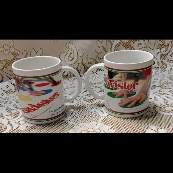 Set of 2 coffee mugs. With the game Twister printed on them - Picture 3 of 3